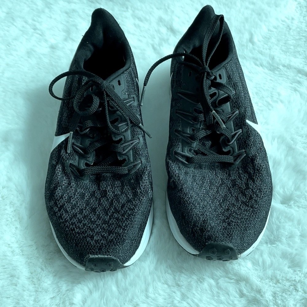 NIKE Zoom Black & White Sneakers
